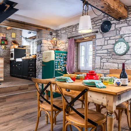 度假居 Rustic Cozy House Pupy Mit Private Pool Und Kino By Interhome
